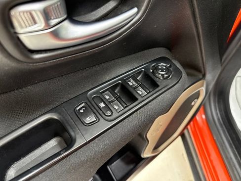 Used 2016 Jeep Renegade Latitude w/ Safety & Security Group image 18