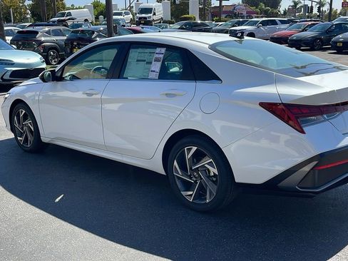 New 2025 Hyundai Elantra Limited image 11