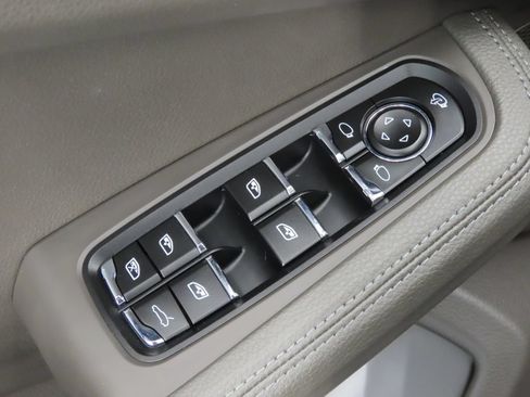 Certified 2025 Porsche Macan AWD/4WD image 38