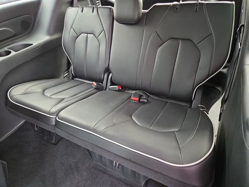 Certified 2026 Chrysler Pacifica Limited FWD image 22