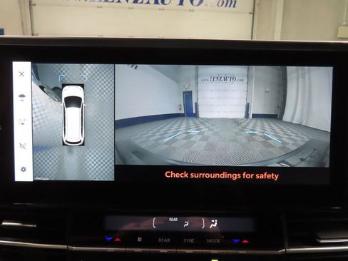 Used 2025 Toyota Sienna Platinum AWD/4WD image 25