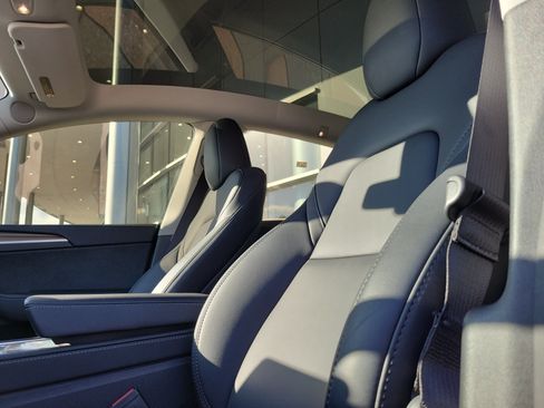 Used 2024 Tesla Model Y Long Range RWD image 21