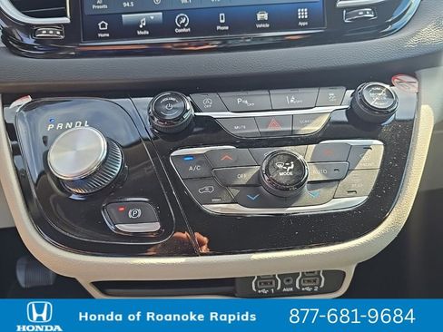 Used 2023 Chrysler Pacifica Touring-L FWD image 13