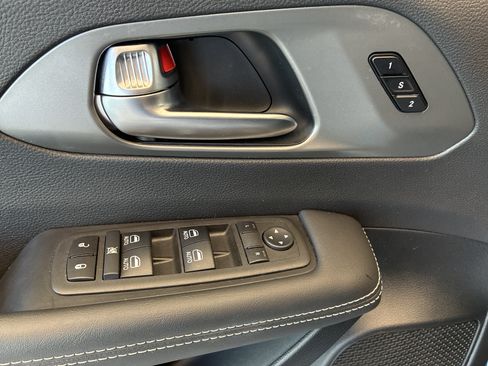 Certified 2025 Chrysler Pacifica Select FWD image 22