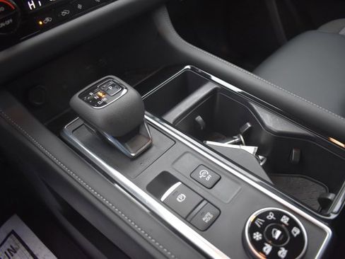 Used 2024 Nissan Pathfinder SL w/ Lighting Package (N92) image 28