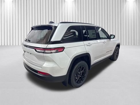 New 2025 Jeep Grand Cherokee Laredo image 5