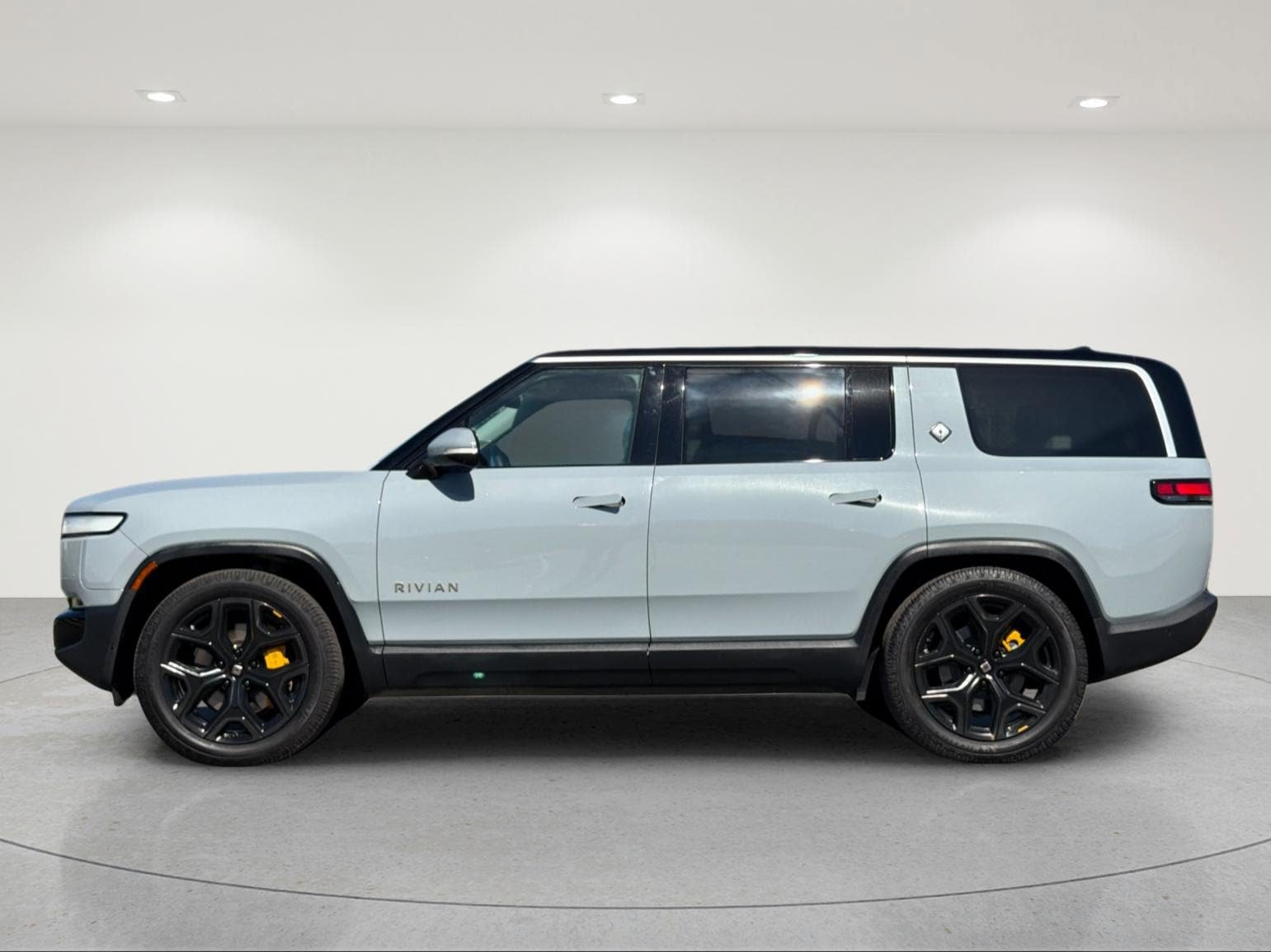Used 2024 Rivian R1S Adventure Quad AWD/4WD image 2