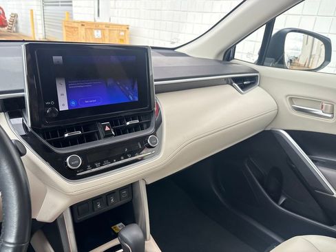 Used 2023 Toyota Corolla Cross XLE w/ Convenience Package image 14