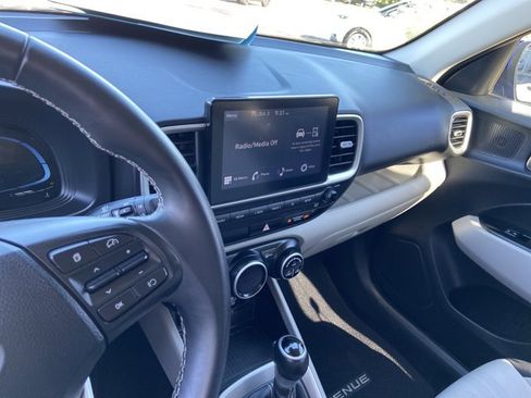 Used 2024 Hyundai Venue SEL image 22