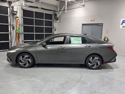 New 2026 Hyundai Elantra Limited FWD image 4