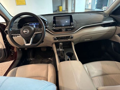 Used 2025 Nissan Altima 2.5 SV image 32