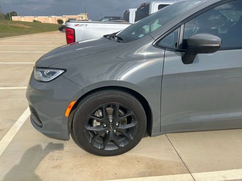 Used 2023 Chrysler Pacifica Touring-L w/ S Appearance Package image 2