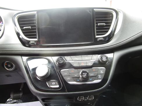 Used 2021 Chrysler Pacifica Touring-L w/ Uconnect Theater Family Group AWD/4WD image 16