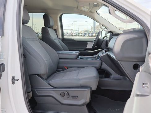 Used 2025 Ford Expedition Active image 38