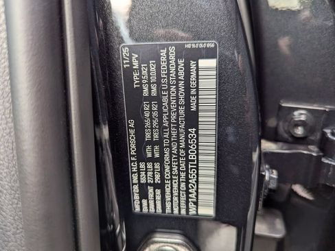Certified 2026 Porsche Macan AWD/4WD image 29