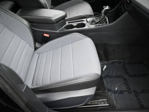 Used 2025 Volkswagen Jetta SE FWD image 41