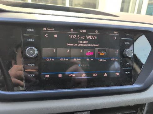 Certified 2023 Volkswagen Taos SE w/ Panoramic Sunroof Package image 16