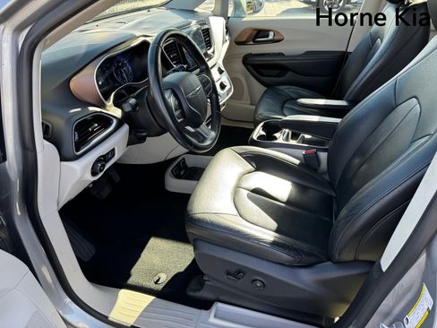 Used 2017 Chrysler Pacifica Touring-L image 9