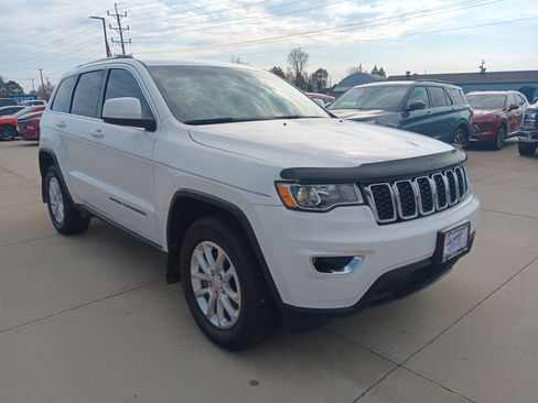 Used 2021 Jeep Grand Cherokee Laredo w/ Security & Convenience Group image 3