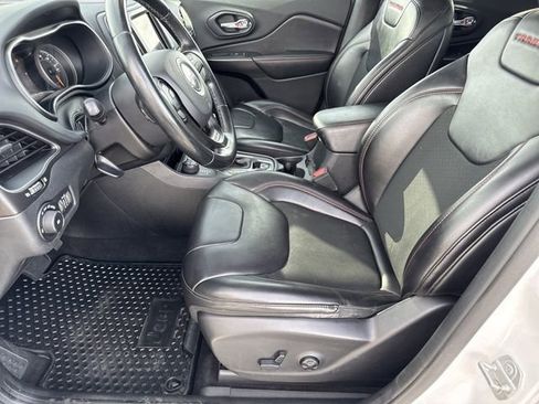 Used 2019 Jeep Cherokee Trailhawk w/ Cold Weather Group image 8