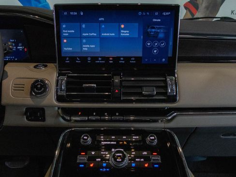 Used 2024 Lincoln Navigator Reserve AWD/4WD image 4