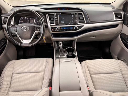 Used 2017 Toyota Highlander Plus w/ Carpet Mat Package FWD image 24