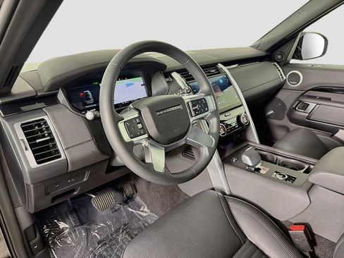 Used 2025 Land Rover Discovery S AWD/4WD image 9