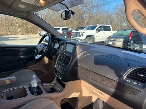 Used 2014 Dodge Grand Caravan SXT w/ UConnect Hands-Free Group image 15