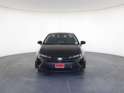 Used 2023 Toyota Corolla LE image 2