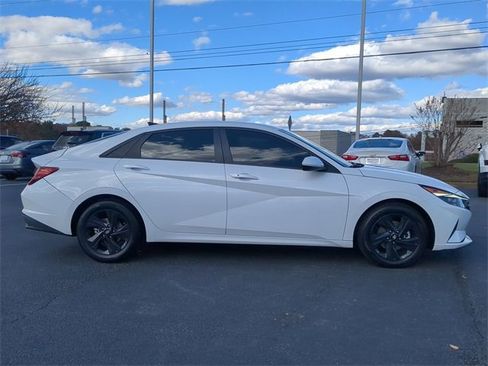 Used 2023 Hyundai Elantra SEL w/ Preferred Accessory Package image 3