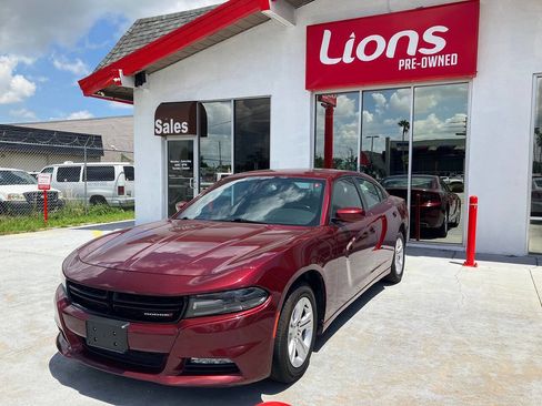 Used 2019 Dodge Charger SXT w/ Leather Interior Group image 2