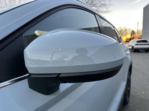 Certified 2025 Volkswagen Taos SE image 10