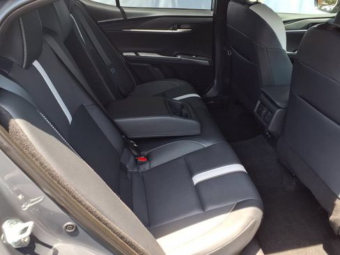 Used 2025 Toyota Camry SE w/ Convenience Package FWD image 22