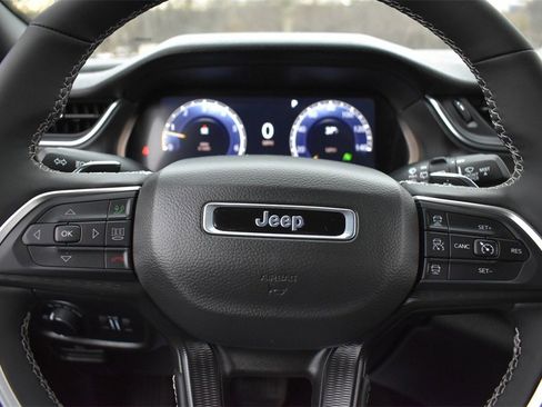 Used 2025 Jeep Grand Cherokee Laredo w/ Luxury Tech Group I image 12