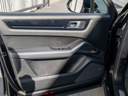 Used 2022 Porsche Cayenne image 11