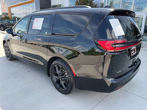 Used 2025 Chrysler Pacifica Limited FWD image 19