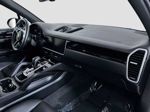 Certified 2023 Porsche Cayenne AWD/4WD image 31