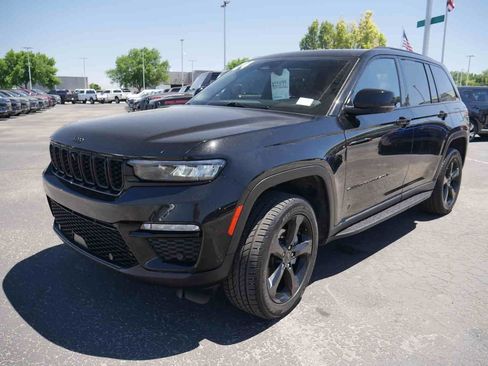 Used 2024 Jeep Grand Cherokee Limited w/ Luxury Tech Group II AWD/4WD image 4