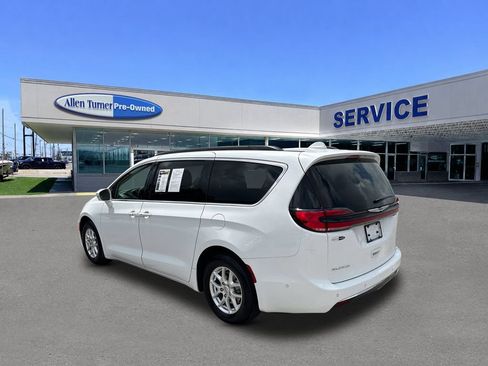 Used 2022 Chrysler Pacifica Touring-L w/ Uconnect Theater Family Group FWD image 5