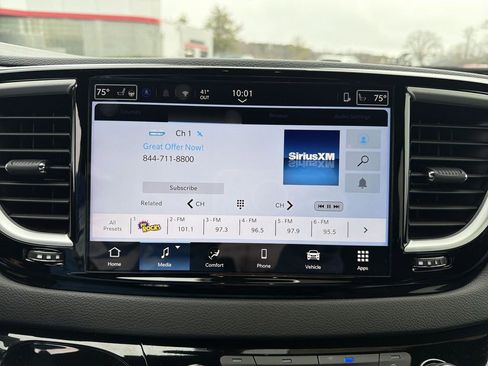 Used 2025 Chrysler Voyager LX FWD image 22