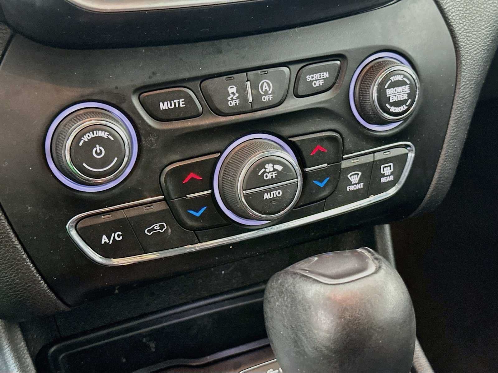 Used 2019 Jeep Cherokee Limited AWD/4WD image 13