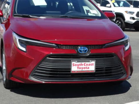 Used 2025 Toyota Corolla LE w/ LE Premium Package image 4