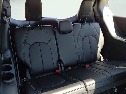 New 2026 Chrysler Pacifica Select AWD/4WD image 5