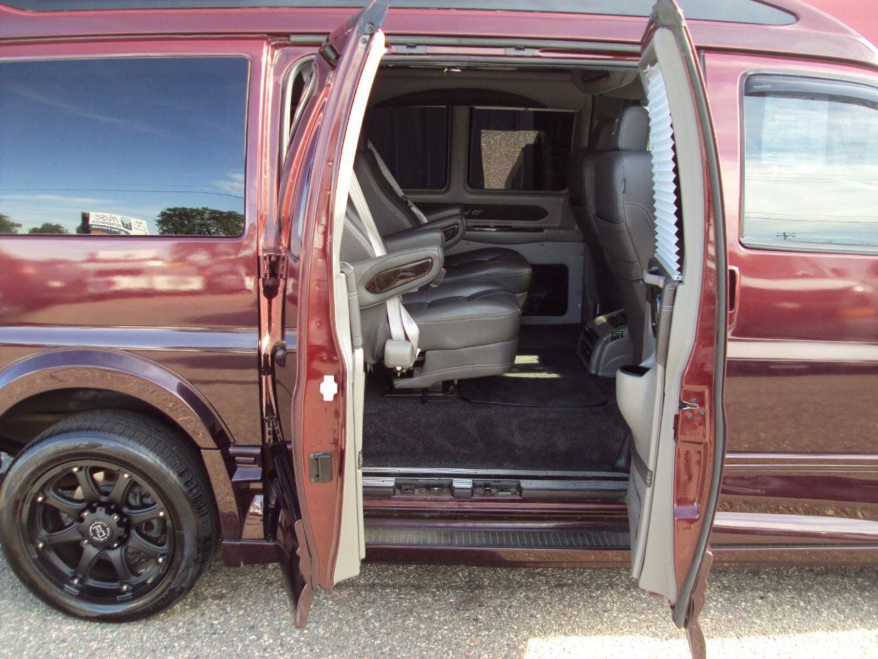 Used 2017 Chevrolet Express 2500 RWD image 18