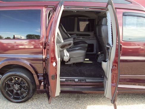 Used 2017 Chevrolet Express 2500 RWD image 18