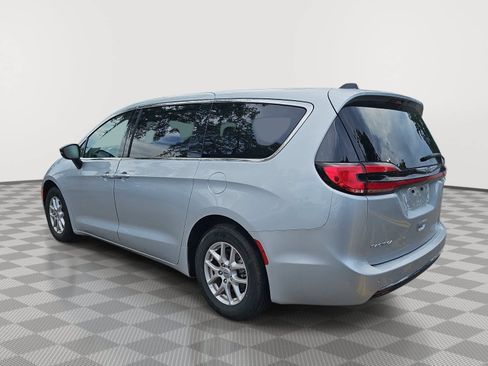 Used 2024 Chrysler Pacifica Touring-L FWD image 6