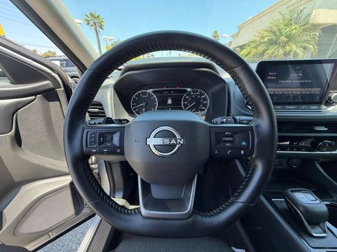 Used 2025 Nissan Rogue SV FWD image 30