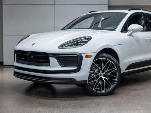 Certified 2026 Porsche Macan AWD/4WD image 17
