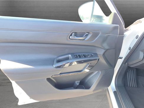 Used 2025 Nissan Pathfinder SV image 21