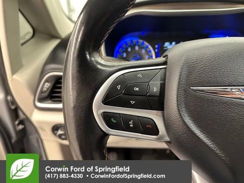 Used 2018 Chrysler Pacifica Touring-L image 31
